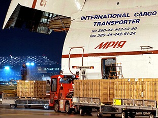 David and Goliath – VOLK Hybrid Tractor HFZ 20 N meets Antonov AN 225